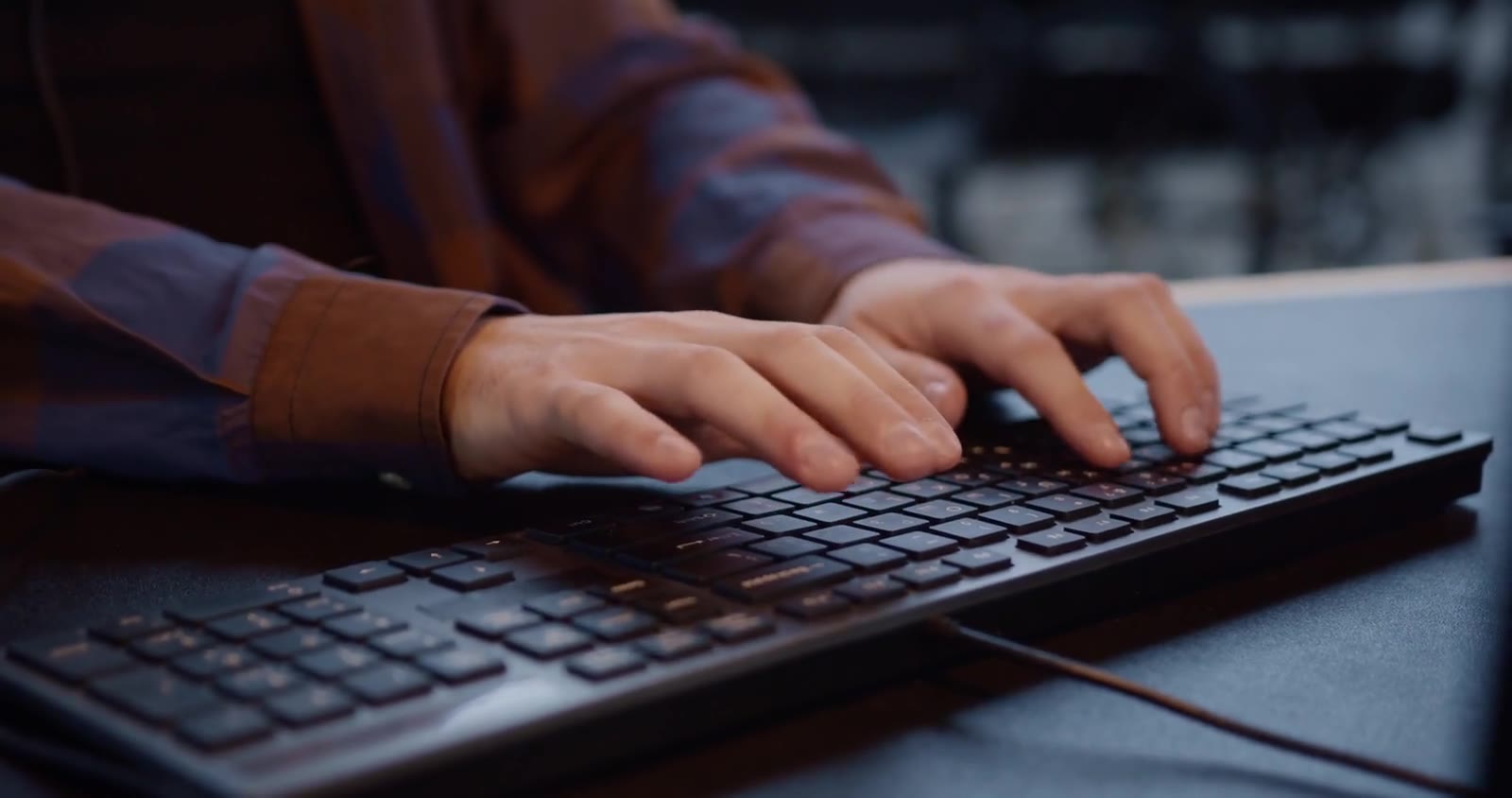 Persona tecleando frente a una computadora